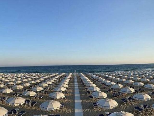 Locale Commerciale in vendita a Alba, Riccione