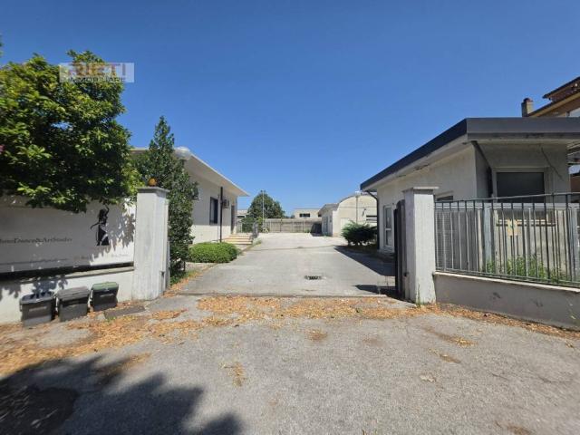 Locale Commerciale in vendita a Rieti, Lazio