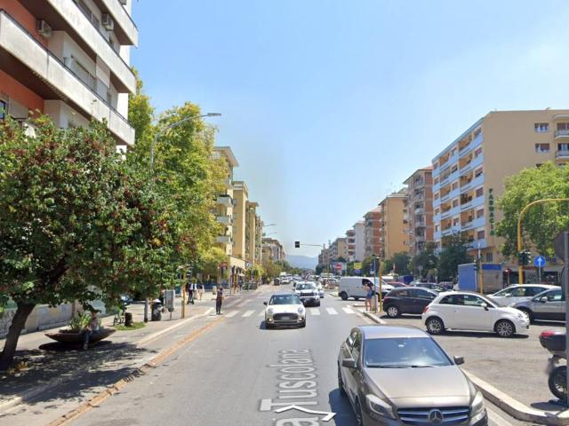 Locale Commerciale in affitto a Municipio Roma VII, Roma Capitale
