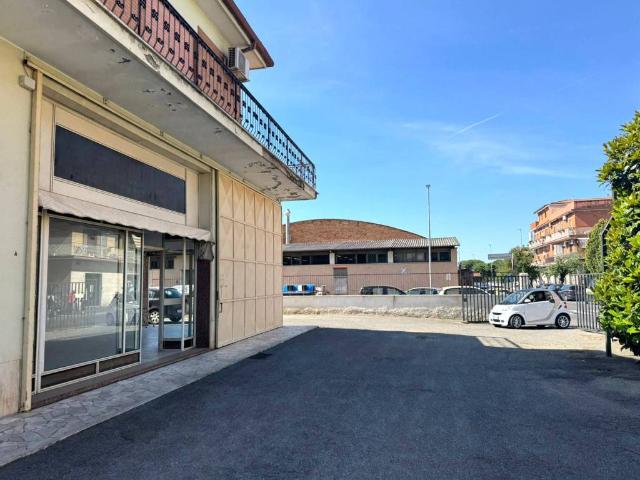 Locale Commerciale in vendita a Municipio Roma VII, Roma Capitale