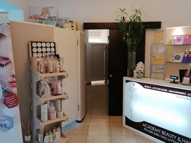 Locale Commerciale in vendita a Sant'Apollinare, Rovigo