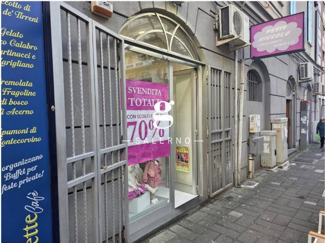 Locale Commerciale in vendita a Salerno, Campania