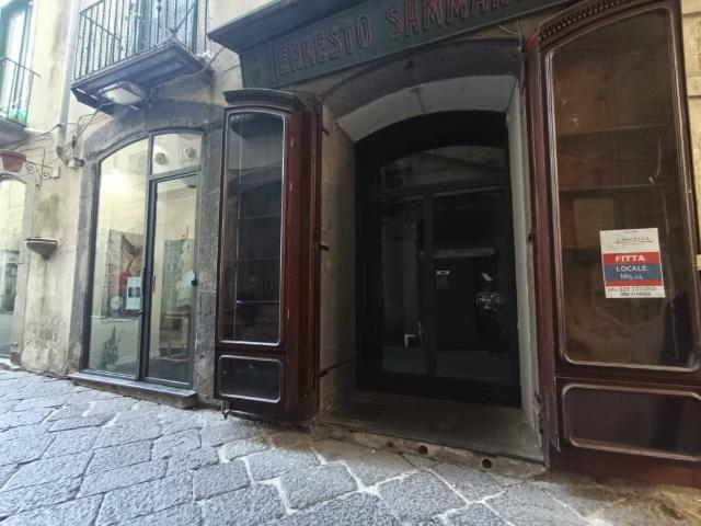 Locale Commerciale in vendita a Salerno, Campania