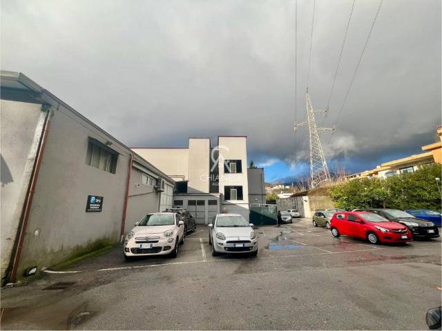 Locale Commerciale in vendita a Salerno, Campania