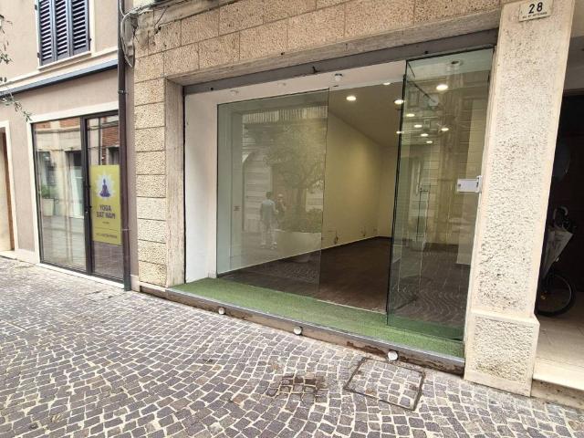 Locale Commerciale in vendita a Albula centro, Marche