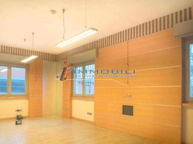 Locale Commerciale in vendita a Borgolombardo, San Giuliano Milanese