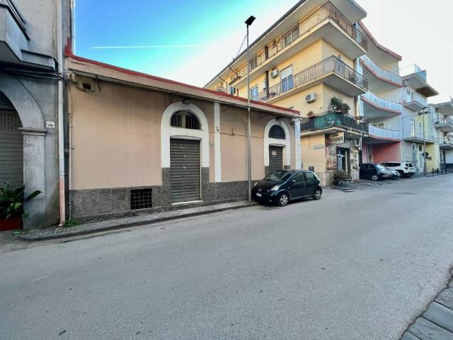 Locale Commerciale in vendita a San Giuseppe Vesuviano, Campania