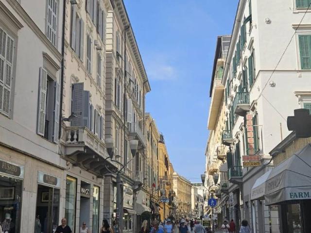 Locale Commerciale in vendita a San Remo, Liguria