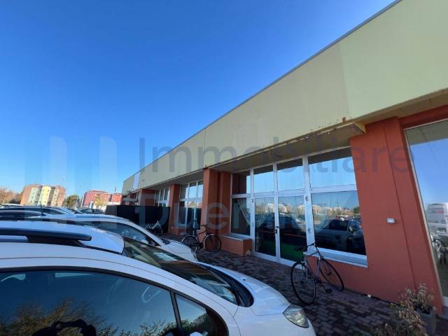 Locale Commerciale in affitto a Unione Terre d'Acqua, Sant'agata Bolognese