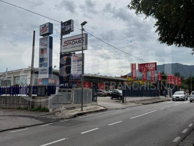 Locale Commerciale in vendita a Sant'anastasia, Campania