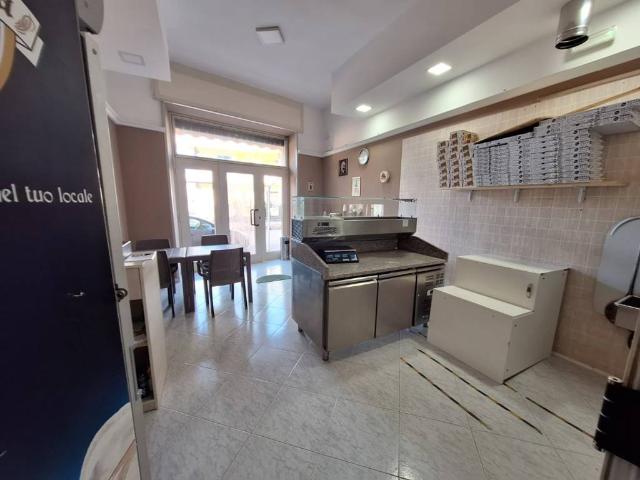 Locale Commerciale in vendita a Sant'antonio Abate, Campania