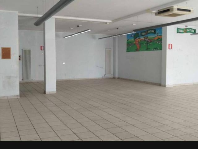 Locale Commerciale in vendita a Unione di comuni Valmarecchia, Santarcangelo Di