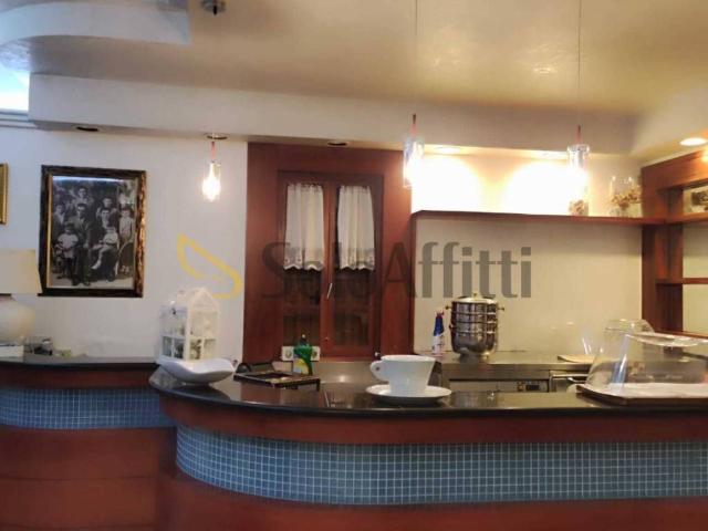 Locale Commerciale in vendita a Ciarnin, Marche