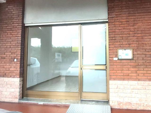 Locale Commerciale in vendita a Solaro, Lombardia