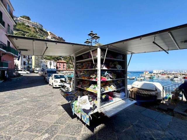 Locale Commerciale in vendita a Marina Grande, Sorrento