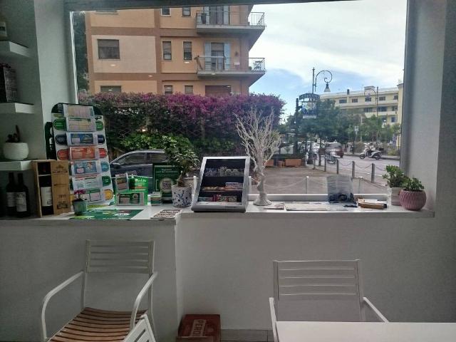 Locale Commerciale in vendita a Santa Lucia, Sorrento