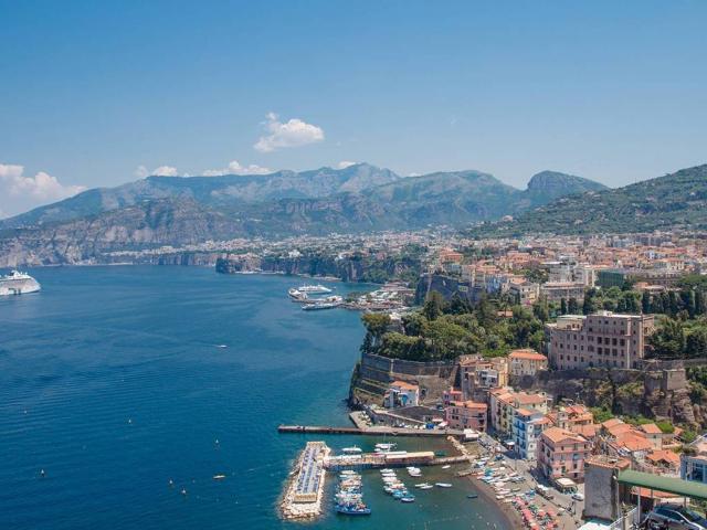 Locale Commerciale in vendita a Santa Lucia, Sorrento