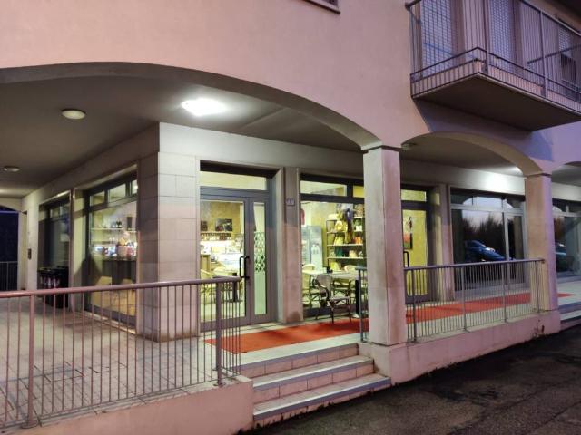 Locale Commerciale in vendita a Stra, Veneto