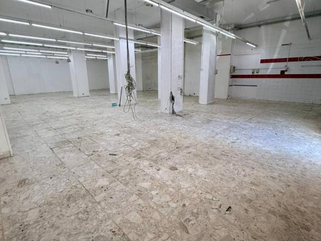 Locale Commerciale in vendita a Puglia, Taranto
