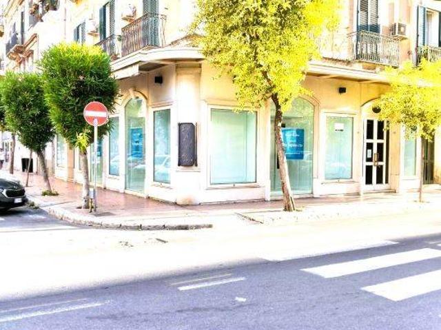 Locale Commerciale in vendita a Puglia, Taranto