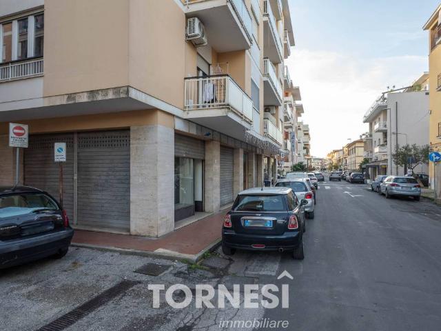 Locale Commerciale in vendita a Terracina, Lazio
