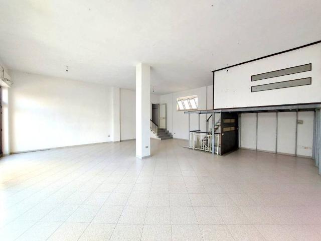 Locale Commerciale in vendita a Puglia, Lecce