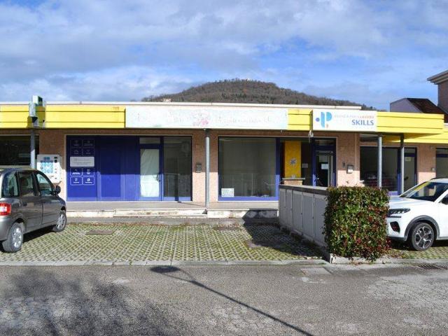 Locale Commerciale in vendita a Marche, Pesaro E Urbino