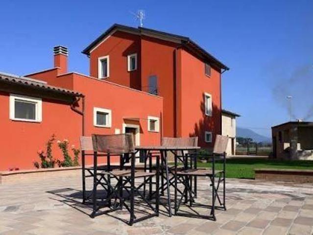 Locale Commerciale in vendita a Vecchiano, Toscana