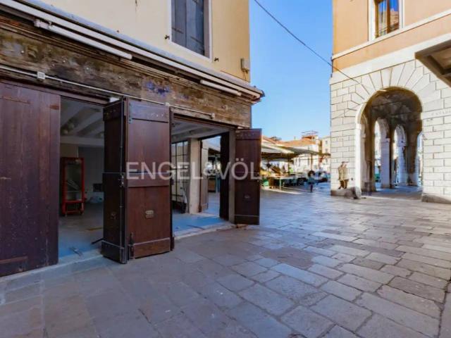 Locale Commerciale in vendita a San Polo, Venezia