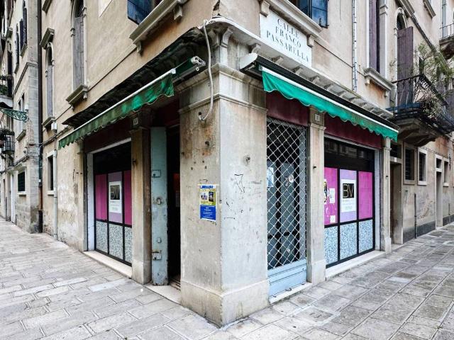 Locale Commerciale in vendita a Sant'Elena, Venezia