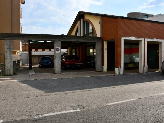 Locale Commerciale in vendita a Villafranca Di Verona, Veneto