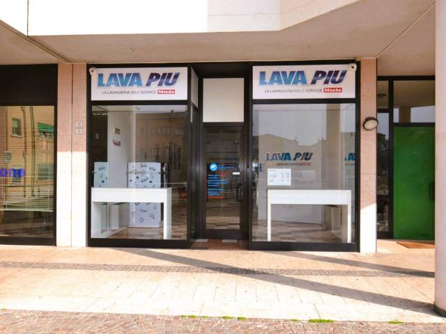 Locale Commerciale in vendita a Villafranca Di Verona, Veneto