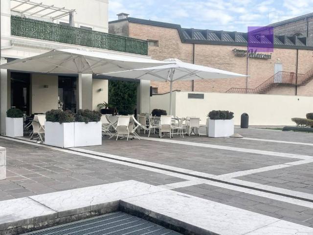 Locale Commerciale in vendita a Abano Terme Bagni, Veneto