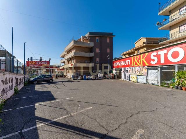 Locale Commerciale in vendita a Aci Catena, Sicilia