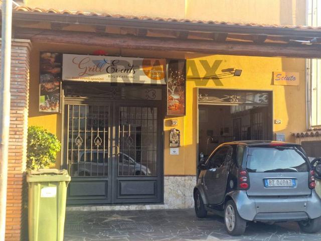 Locale Commerciale in vendita a Aci Sant'antonio, Sicilia