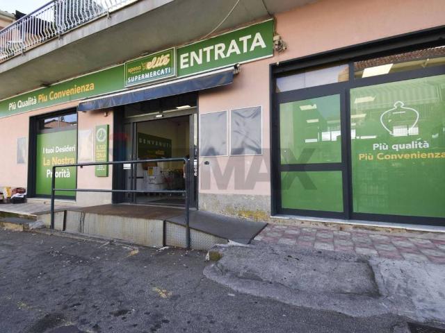 Locale Commerciale in vendita a Acireale, Sicilia
