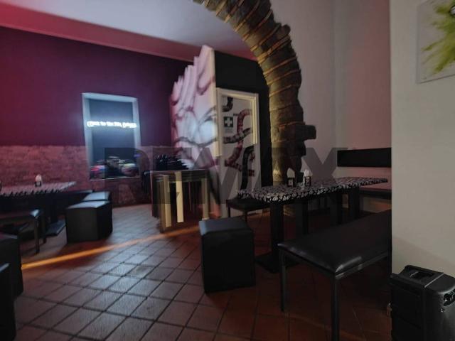 Locale Commerciale in vendita a Acireale, Sicilia