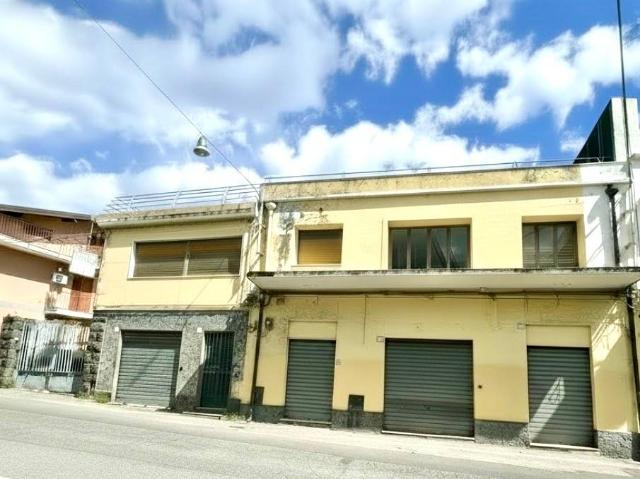 Locale Commerciale in vendita a Sciarelle, Acireale