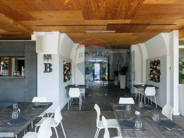 Locale Commerciale in vendita a Acireale, Sicilia