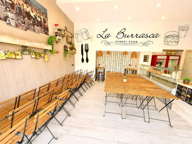 Locale Commerciale in vendita a Acireale, Sicilia