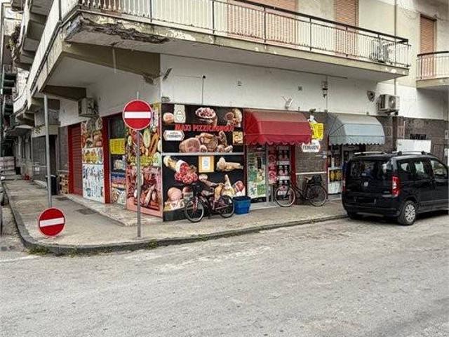 Locale Commerciale in vendita a Afragola, Campania