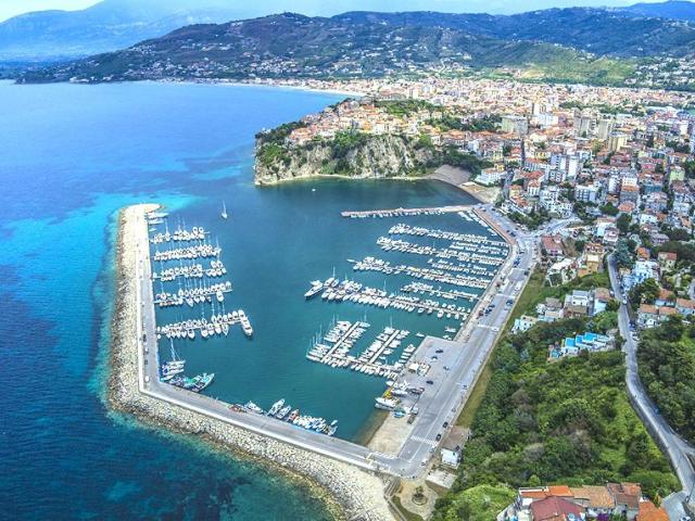Locale Commerciale in vendita a Borgo Medievale, Agropoli