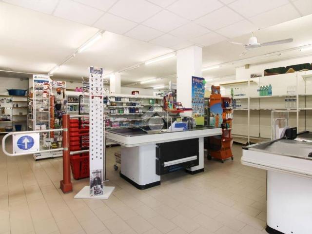 Locale Commerciale in vendita a Unione dei Comuni della Val Vibrata, Alba Adriatica