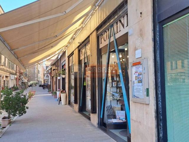 Locale Commerciale in vendita a Albenga, Liguria