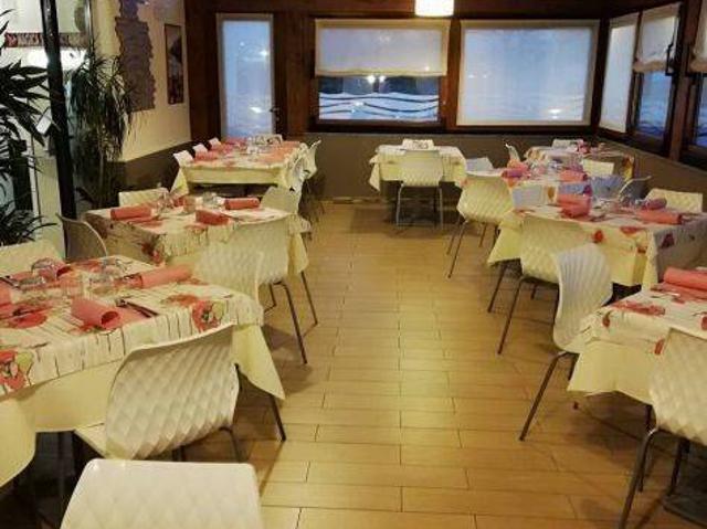 Locale Commerciale in vendita a Albese con Cassano, Albese