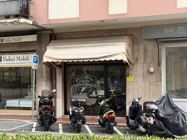 Locale Commerciale in vendita a Luceto, Albisola Superiore