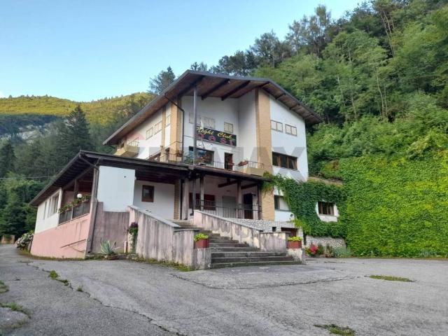 Locale Commerciale in vendita a Alpago, Farra D'alpago
