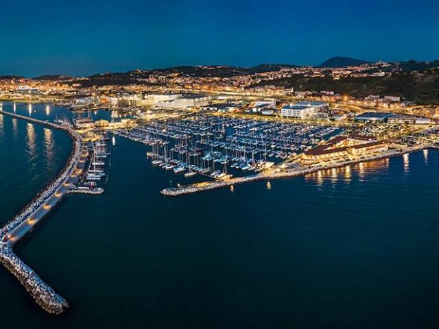 Locale Commerciale in vendita a Marche, Ancona