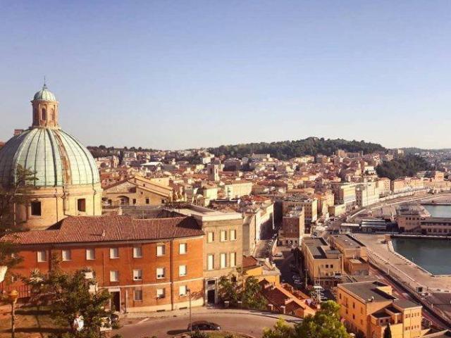Locale Commerciale in vendita a Borgo Rodi, Marche