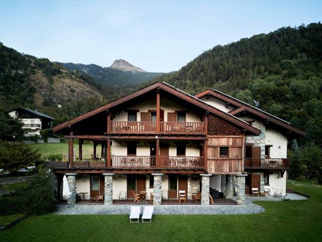 Locale Commerciale in vendita a Antey Saint André, Aosta